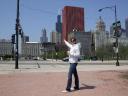 Claudia zeigt auf Sears-Tower