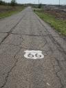 Route66 mit Zeichen auf Strassendecke in Kansas